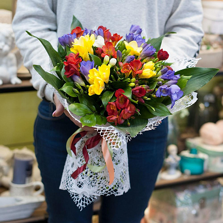 Букет из фрезий Радуга весной - Фото 2