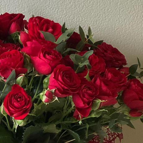 Цветы в коробке кустовая роза Яркая встреча - Фото 5