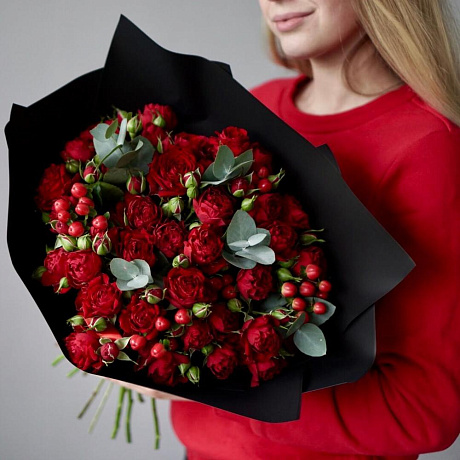Букет красных роз с гиперикумом - Фото 3