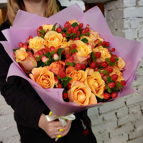 Букет из роз и гиперикума Верона - Фото 3