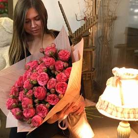 Большой букет из кустовых роз "розовое чудо"