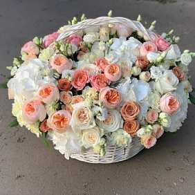 Корзина с цветами Luxury Flowers