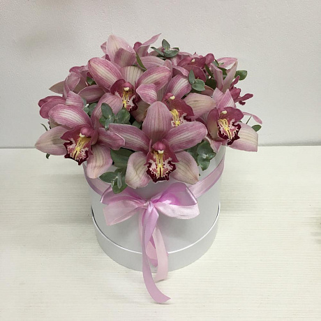 11 орхидей в белой шляпной коробке - Фото 2