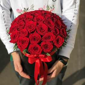 Коробки с цветами. Розы. Красные. 29 шт.  N47