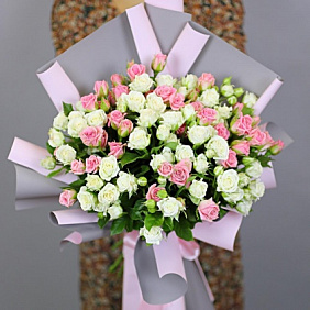 Букет из кустовых бело-розовых роз