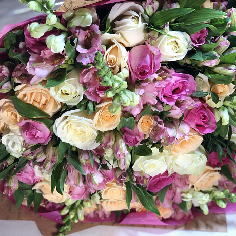 Букет цветов Красочный подарок - Фото 5