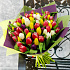 Букет из разноцветных тюльпанов в стильной упаковке - Фото 4