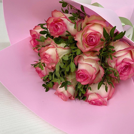 Букет из 9 роз Джумилия с зеленью - Фото 5