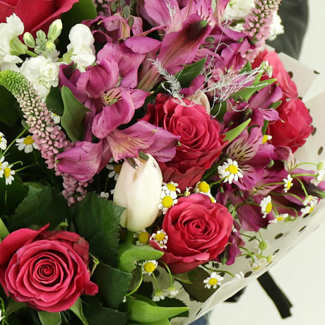 БУКЕТ МАМЕ ИЗ РОЗ, ТЮЛЬПАНОВ И АЛЬСТРОМЕРИЙ - Фото 6