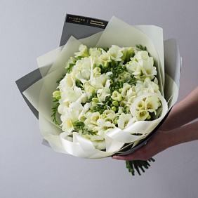 Букет из 49 фрезий в сером крафте