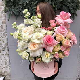 Цветы в коробке (пионовидные розы pink o'hara)