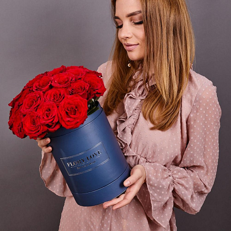 25 красных роз в шляпной коробке (синяя) - Фото 6