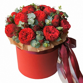 Букет из 9 пионовидных роз Ред Пиано в шляпной коробке