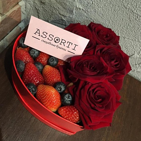 Цветы в коробке с ягодами