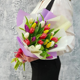 Стильный букет из 25 разноцветных тюльпанов в дизайнерской упаковке