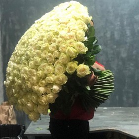Большой букет белых роз