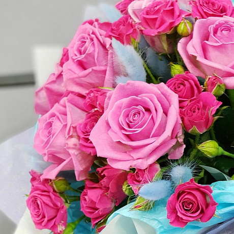 Букет из малиновых роз с голубым лагурусом - Фото 4