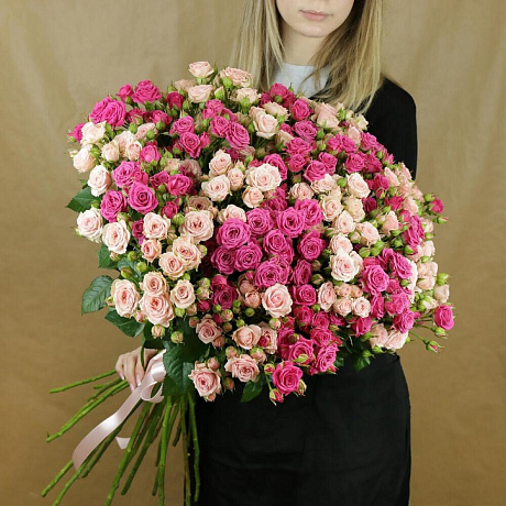 Букет из 25 кустовых кремовых и малиновых роз - Фото 2