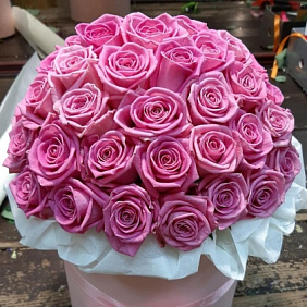 55 розовых роз в дизайнерской коробке