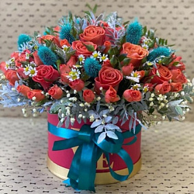 Букет в шляпной коробке с кустовыми розами №2