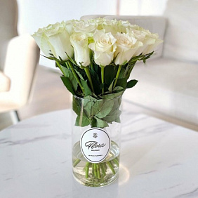 21 белая роза в вазе