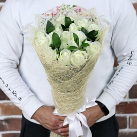 Розы. Букет из 19 белых роз с рускусом. N657