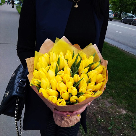 51 желтый тюльпан в крафте - Фото 3