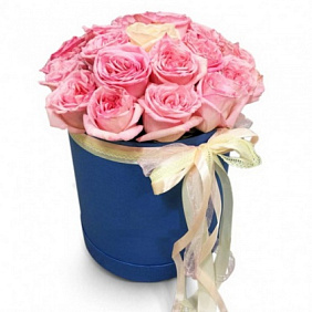 Букет из 25 роз Дольчетто в средней шляпной коробке