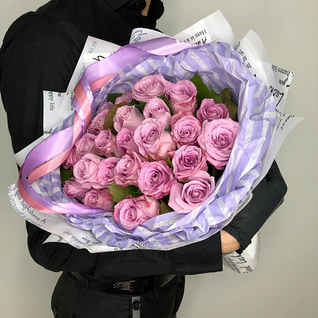 Фиолетовые розы в дизайнерской упаковке из 25 роз - Фото 5