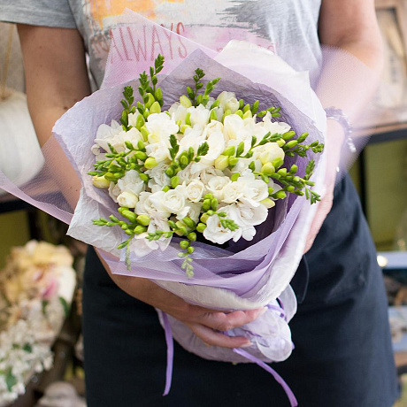 Букет из белых фрезий - Фото 3