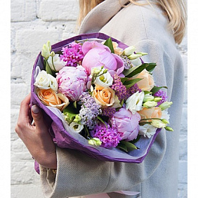 Букет цветов "Глазурь" из пионов, гиацинтов, эустомы, розы, ваксфлауэра
