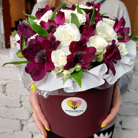 Шляпная коробка с альстромерией и розами Мистика - Фото 4