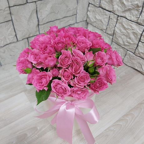 Коробка из розовых кустовых роз - Фото 4