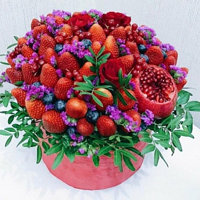 Букет из сладких ягод с розами в шляпной коробке (Коробка 17 см)