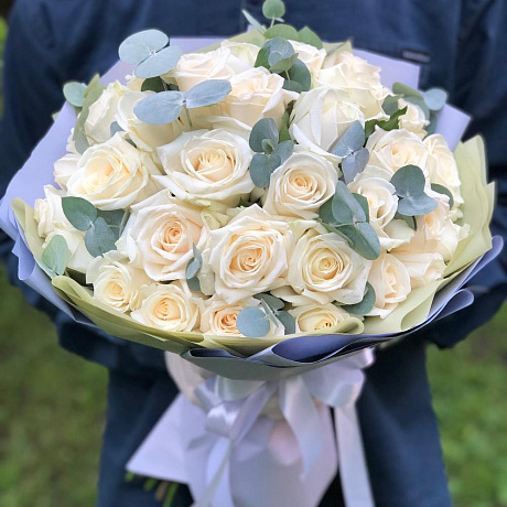 35 ослепительных роз с эвкалиптом - Фото 3