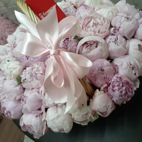 Корзина с пионами 51 шт