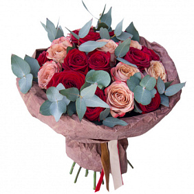Букет из 21 розы Капучино с эвкалиптом