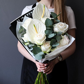 Букет из ароматных роз и  антуриумов