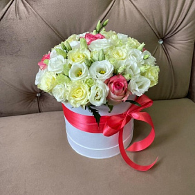 Шляпная коробка с цветами «Нежность»