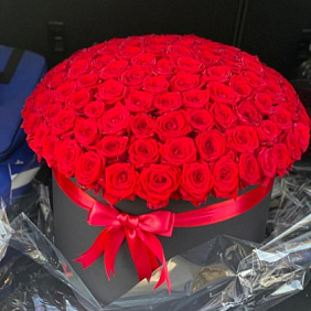 Букет цветов "Красные в чёрной"