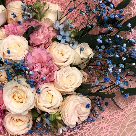 Букет с кустовой пионовидной розой - Фото 5