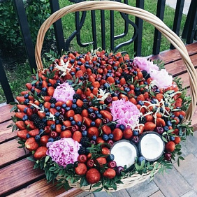 Большая корзина с ягодами, кокосом и пионами (Корзина 60 см)