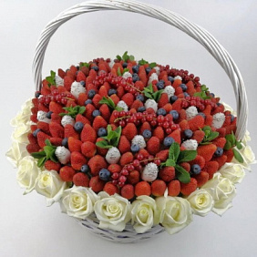 Корзина с белыми розами и ягодами клубники №2