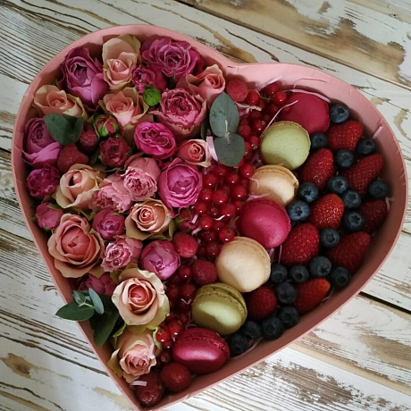 Розы, макаруны и ягоды в коробке в форме сердца (Диаметр 28 см) - Фото 2
