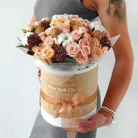 Стильная композиция цветов в шляпной коробке