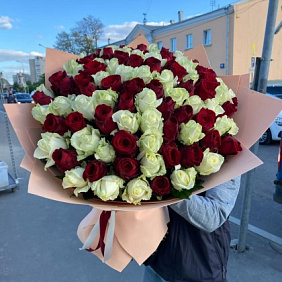Букет из 101 разноцветных роз