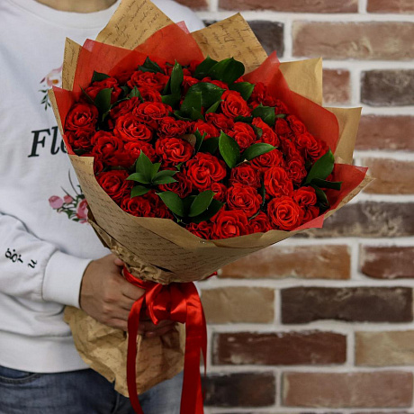 Букет из 51 алой розы с рускусом (50 см). N887 - Фото 2