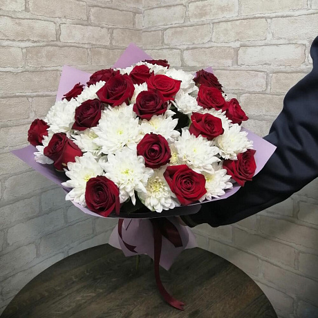 Букет из бордовых роз и хризантем - Фото 5