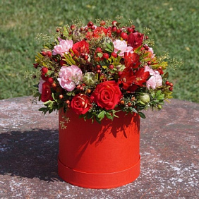 Цветы в коробке Luxury Flowers Лето красное
