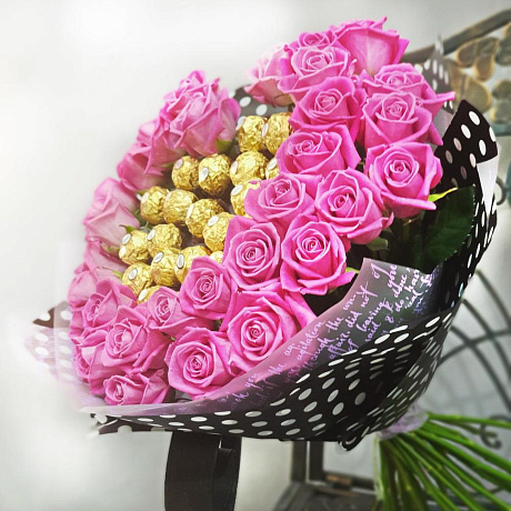 Стильный букет из малиновых роз и конфет Ферреро Роше - Фото 6